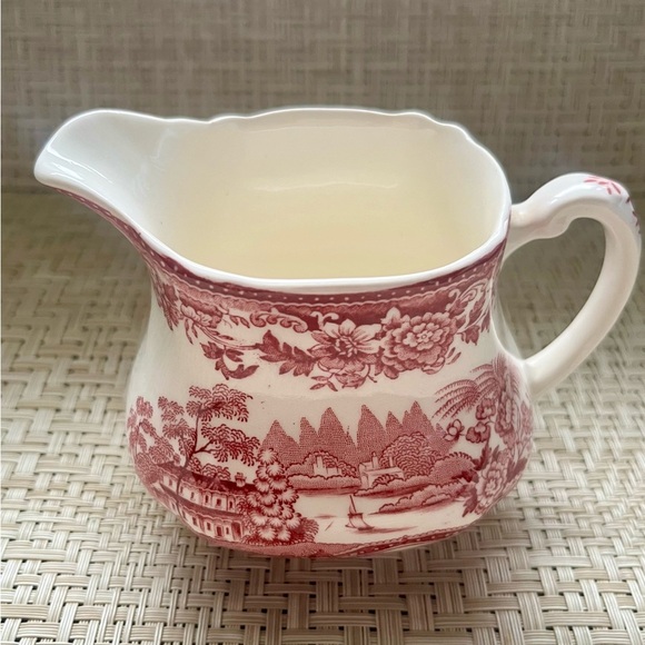 Rare/Discontinued Tonquin Red/Pink Royal Staffordshire Clarice Cliff Creamer - Picture 5 of 9